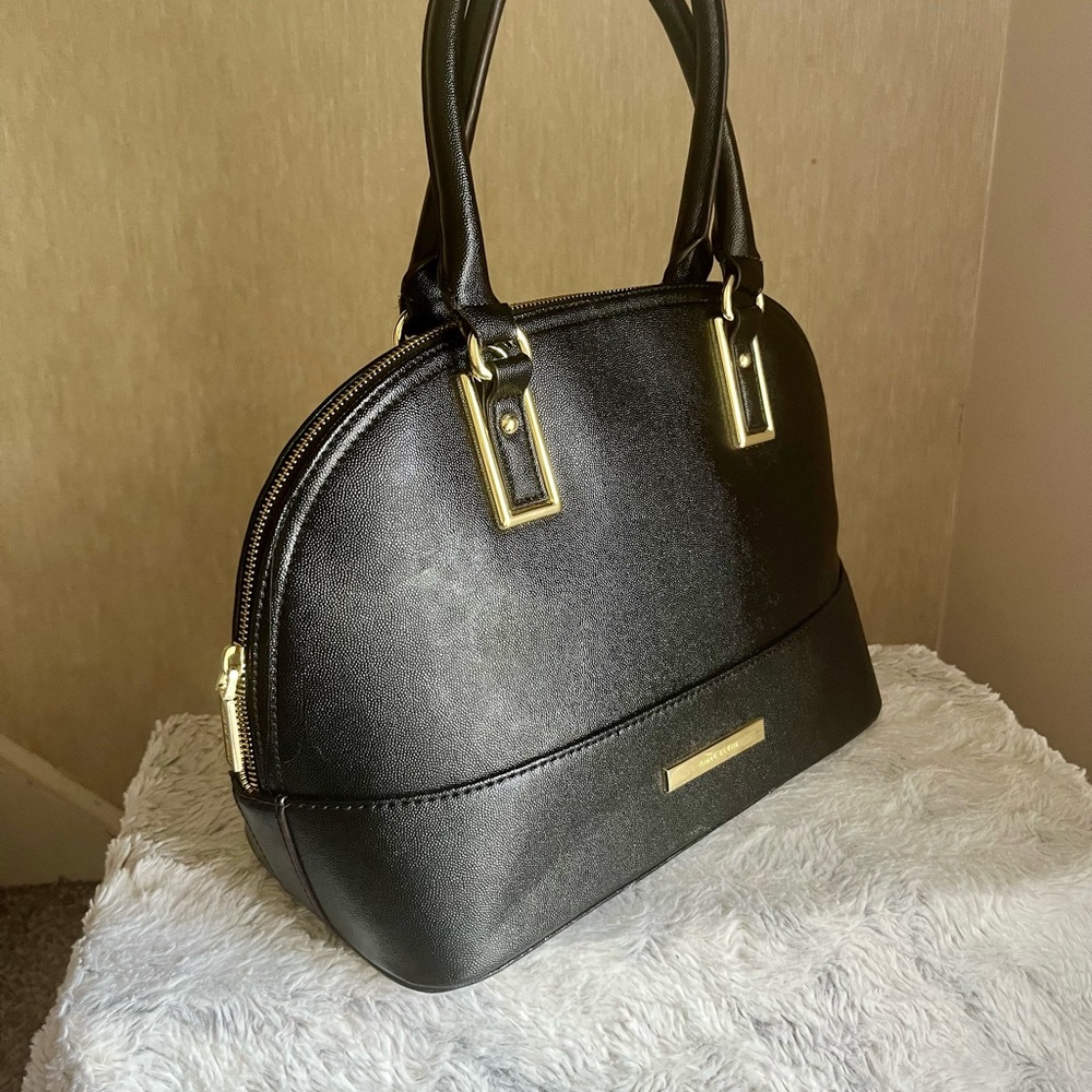 Black Anne Klein faux leather shoulder bag.